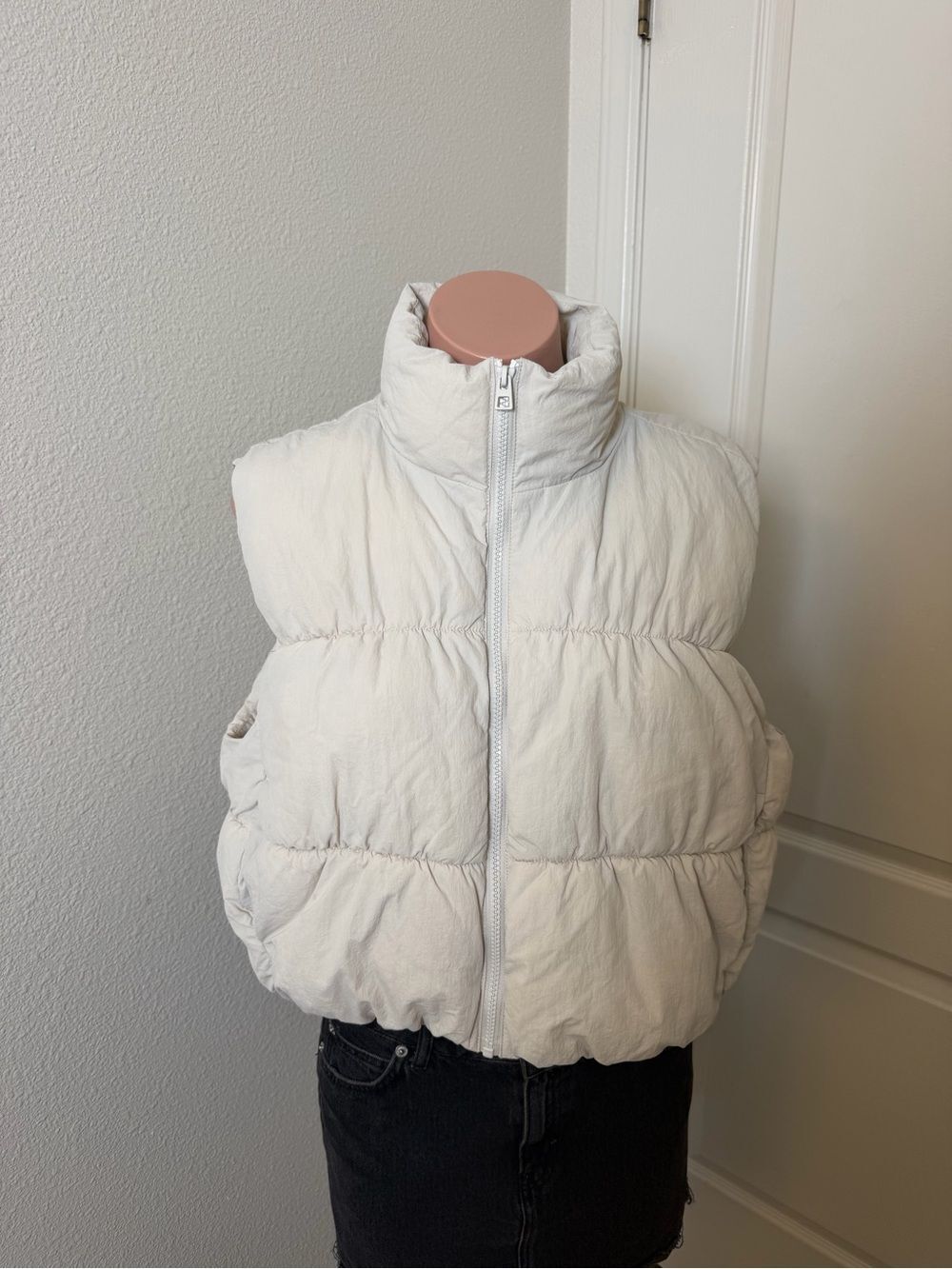 H&M Cropped Puffer Vest in Off-White Sz M